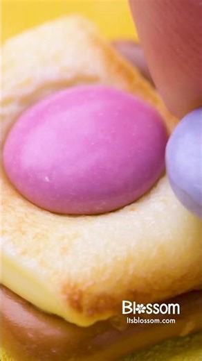 Spring has sprung with this pretzel daisy flower 🌸