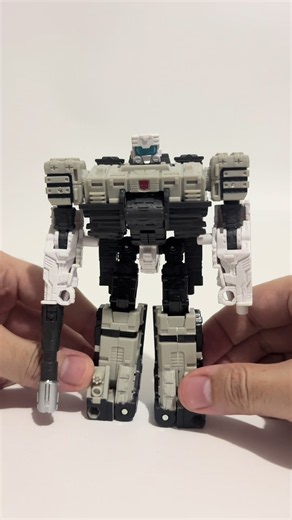 War for Cybertron Kingdom Slammer Deluxe Class review and unboxing