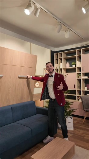 Viele Menschen glauben, sie hätten „einfach zu wenig Quadratmeter“. In Wahrheit fehlt oft etwas ganz anderes: Luft. Ruhe. Flexibilität. Wenn dein Wohnzimmer tagsüber voll wirkt, wenn Gäste kommen und Stress auslöst, wenn dein Zuhause sich nicht mehr leicht anfühlt – 👉 dann liegt das nicht an dir. Kleine Wohnungen brauchen keine Kompromisse. Sie brauchen kluge Lösungen. Möbel, die sich deinem Leben anpassen. Räume, die tagsüber frei sind und abends Geborgenheit schenken. ✨ Mehr Platz ist kein Lu