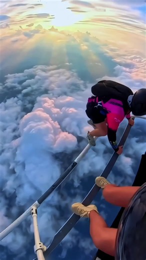#AdrenalineRush #skydivelife #extremeAdventure #freefall #skydiving | perfect dive no splash