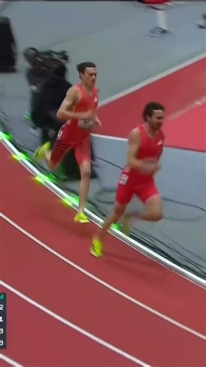 WHAATTT 🤯 🇺🇸’s Josh Hoey breaks the indoor 800m world record with a stunning 1:42.50* in Boston 😤 He takes 0.17 off a 28-year-old mark… and does it with his own brother pacing him along the way 🫂 #WorldIndoorTour *Pending usual ratification procedures | World Athletics