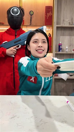 小丑喝个可乐怎么被鱿鱼抓走了#bobby#funny#shorts