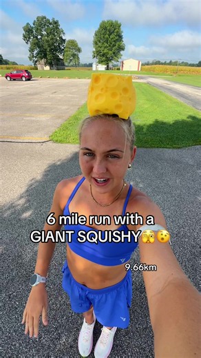 6 Mile Run With a Giant Squishy — 9.66 km at 4:44/km
