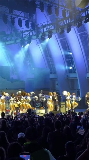 MCR Hollywood Bowl: Dallas Cowboys Cheerleaders Surprise!