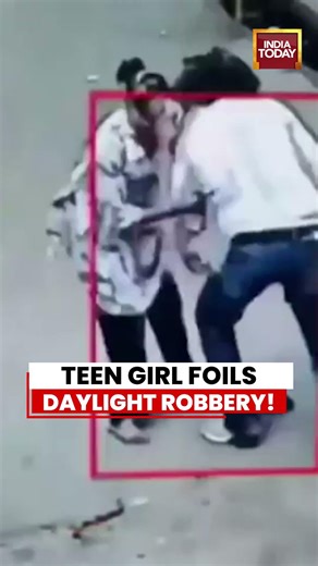 VIRAL VIDEO | 18-Year-Old Stops Jewellery Robbery Attempt in Gorakhpur, CCTV Goes Viral #VIRAL