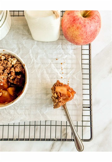 Simple, warming and super cozy, this single serve apple crumble is the perfect low calorie autumnal sweet treat! It’s so easy to make, tastes incredibly delicious and has under 200 calories for a generous serving. Plus, this recipe being single serve makes it so much easier not to overeat! 🍎🍂 Get the full recipe on my blog - weightlosswithveera.com 🩶