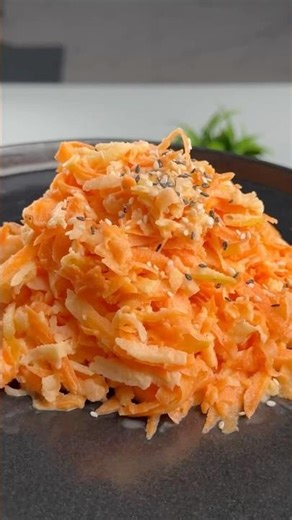 HEALTHY AND TASTY SALAD WITH CARROT AND APPLE!🍎