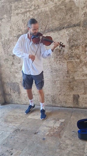 Raw Footage: Street Violinist Performing In Valencia 🎻 #shorts
