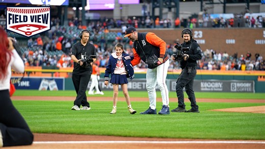 Field View: Justin Verlander's daughter throws pitch