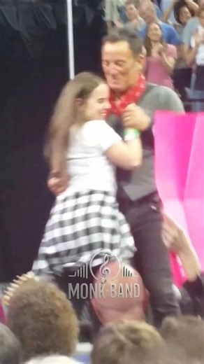 Bruce Springsteen invites a fan to dance with him #brucespringsteen #monkband #springteen #70s
