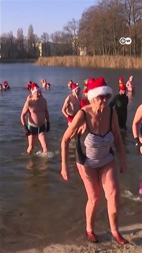 −8 डिग्री में झील में कूदे जर्मन [Berlin’s “Seals” take icy Christmas dip in −8°C water tradition]