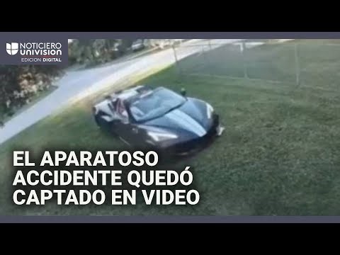 Un Corvette a toda velocidad se sale de la vía y se estrella contra una casa