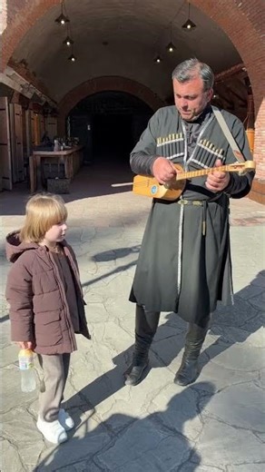 ნახეთ რა ლამაზად მღერის ეს ბავშვი ბერძნულ სიმღერას #საყვარელი #ფანდურზე #ბერძნული