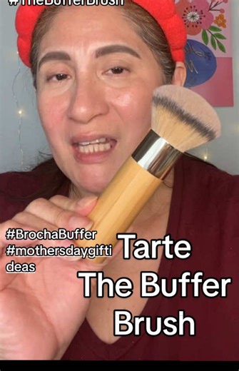 Tarte El cepillo The Buffer™ — Brocha para base, suave y abovedada the buffer™ brush - fluffy, dome foundation brush Libre de productos químicos nocivos: Fórmula sin parabenos, aceite mineral, ftalatos, triclocarban, sulfato de lauroilo de sodio y gluten Diseño de cúpula esponjosa: La forma de cúpula única garantiza una aplicación uniforme y completa del producto base. Materiales sostenibles: Cuenta con un mango de bambú sostenible con detalle en oro rosa Efecto aerógrafo: Proporciona un acabado