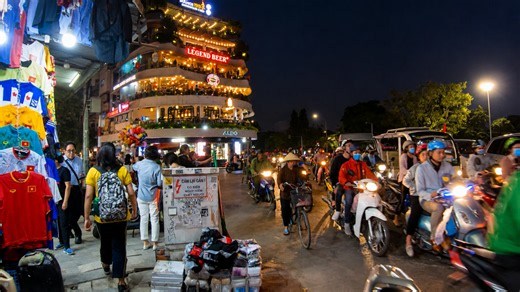 Walking through Hanoi’s crowded night streets (4K)