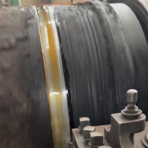 Turning large roller at Jack Thompson Engineering Hastings.