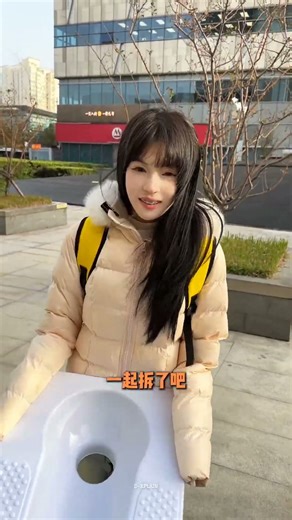 She used commode as her phone cover!😂 #shortsvideo