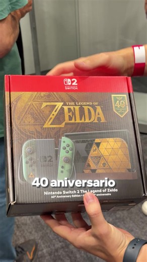 Vamos a ver todos los detalles de la Nintendo Switch 2 edición Zelda 40.º aniversario. Desde los Joy-Con 2 hasta el cuerpo de la consola y su dock, cada elemento de esta edición especial tiene su propio diseño. Observa los componentes y aprecia de cerca todos sus detalles. Y ahora viene lo difícil… ¿Qué parte de la consola os parece más bonita?