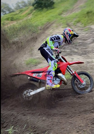 Would the Austrian 85’s benefit from a linkage? Stretching the throttle cable on the @gasgas.official MC85 out at @Big Buildings Direct 🤠 @Red Bull Motorsports @Red Bull @Red Bull USA @MotoSport.com @All Balls Racing #MC85 #GasGas #2stroke