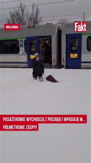 TO NAGRANIE TO JUŻ HIT SIECI! PÓŁ METRA ŚNIEGU NA PERONIE DWORCA KOLEJOWEGO #news #pko #śnieg