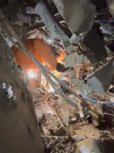 【熊本地震】イオンモール爆発 がれきに埋もれた現場で救助隊員が生存者を救出 7月28日に発生した熊本地震の後に起きたイオンモール熊本の爆発事故では、各地から駆けつけた救助隊員ががれきの中から生存者の救出にあたった。 #熊本 #熊本地震 #イオンモール熊本 #救助 #救助隊 #救助活動 #消防 #八代市 #ニュース速報 #救助隊員