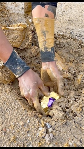 The process of finding gold | finding gold in bedrock fragments | finding gold nuggets worth $9999 amazing ‼️😱😱 #goldhunter #golddiscovery #lookingforgold #goldrush #goldnugget #goldhunter #goldadventure | Gold Adventure