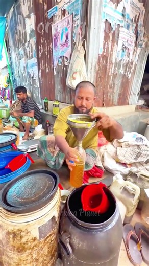 Market Seller Uses SIMPLE Oil Filling Technique 🛢️