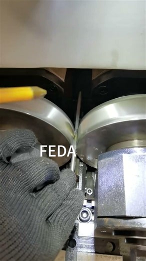 Through-feed threaded rolling machine.Widely used in hardware, construction, automotive industries.