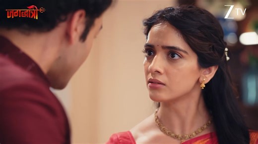 Kya Jagadhatri ka Aarav ki chori ko uske saamne laana use kisi nayi musibat mein daal dega? Dekhiye #Jagadhatri har roz, raat 10 baje, sirf #ZeeTV par. #Jagadhatri #JagadhatriEpisodic #AapkaApnaZeeTV | ZEE TV