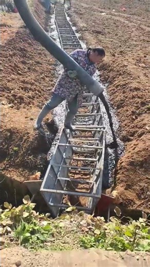 Drainage engineering construction: Concrete pouring for drainage channel walls