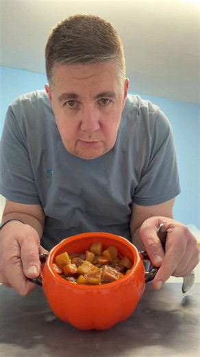 Apologies for the late post of dinner. I didn’t get home till late last night, but here it is slow cooker beef stew which was incredible and it all melted in my mouth. #foodie #dinner #look #yummy