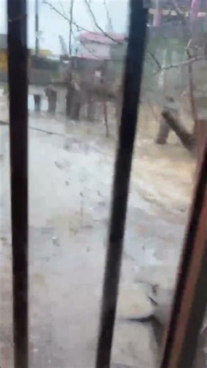 Agua llega hasta las ventanas de casas tras marejadas en Lirquén