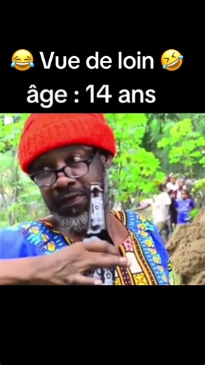 Vue de loin : un moment comique entre amis