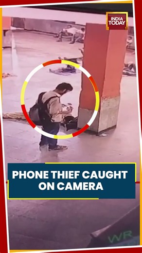 VIRAL VIDEO: Vapi Railway Station: Sleeping Passenger’s Phone Stolen, CCTV #viralvideo #gujrat