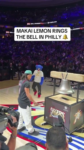 Makai Lemon, the Eagles first round draft pick from last night, rings the bell in Philly 🔔