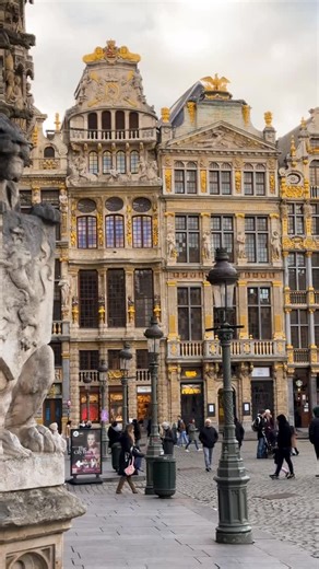 Welcome to Brussels, the capital of Belgium ✨ If you’re visiting this incredible city you can’t miss: 🏛️ The Grand Place, full of stunning baroque facades, the gothic Town Hall and the neogothic Maison du Roi 🏠 Admire the numerous art nouveau buildings spread throughout the city, such as Hôtel Solvay, Maison Saint-Cyr, Hôtel van Eetvelde or the Old England Building among many others 🍫 Try some belgian chocolate or waffles in the beautiful Galleries of Saint Hubert 📚 Visit Tropismes, the most