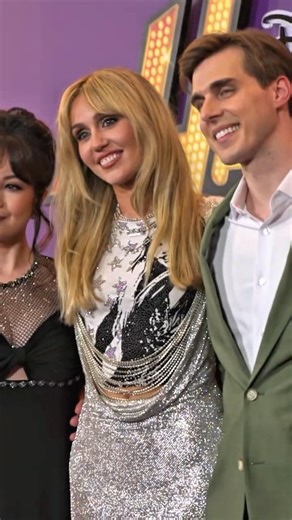 ICONIC RETURN: Miley Cyrus Steals the Show at Hannah Montana 20th Anniversary 👑