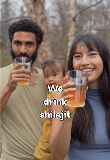 We drink shilajit on an empty stomach… When Elijah experimented with coffee first thing in the morning, the pattern was always the same: sharp focus → nervous system spike → energy crash → restless sleep. That’s because caffeine empty stomach = cortisol overload. You’re riding a wave of stress hormones, not true energy. So instead of coffee, we use this ancient adaptogen: 🌱 Shilajit dissolved in warm spring water Used in Ayurveda for thousands of years, shilajit is known as a rejuvenator. It bu