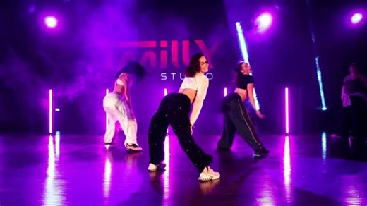 RUBY TILLEY on Instagram: "DANCING IN THE DARK @devescaliente . . . Thank you to everyone that came out to dance with me! Remember that dance is your superpower and use it to spread love to the world. . . Choreo: mee Asst: @aaliyah_beck @aliciaburr Filmed by: @masonwfilms Studio: @tmillystudio Song: in the dark @devescaliente"