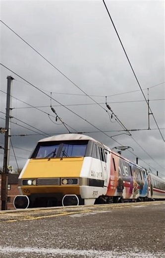 91105 'NRM 50 Years 1975 2025' - Arriving At Northallerton Station #class91 #lner