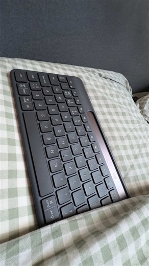 Day 1 of seeing if my keyboard works without light. Early signs are promising 👀 Should there be a Day 2? 🤔 Let us know in the comments! #Logitech #SignatureSolar #Challenge