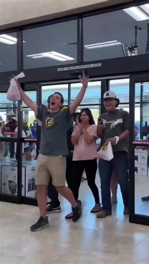 Fans swarm Arizona's 1st Buc-ee's on opening day