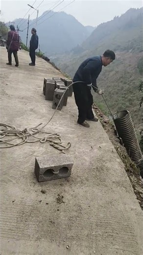 Efficient rope lowering construction method - Telescopic tube guiding method