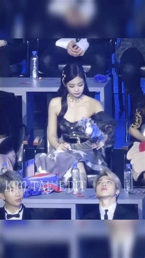 when jimin🐥 looked at jennie🤭 when she picked up the flowers😍💜#bts #blackpink #shorts