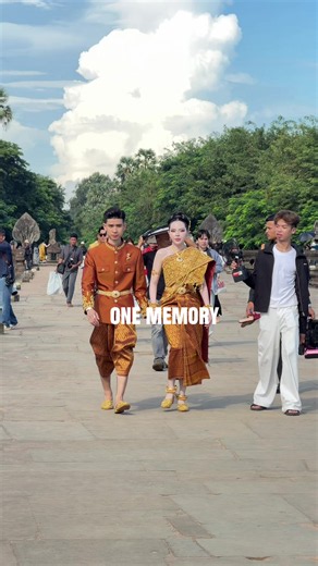 One Memory Wedding: The Traditional Cambodian Dress & Ve Me Hat