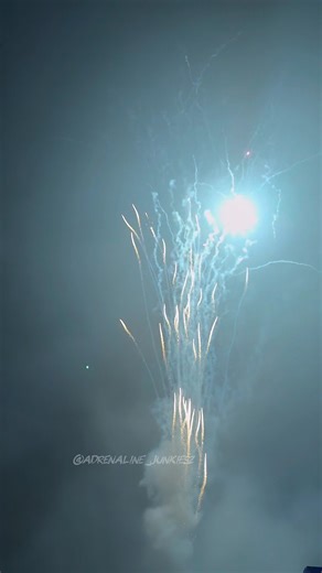 Howling displaycakes 🔥 #pyro #fireworks