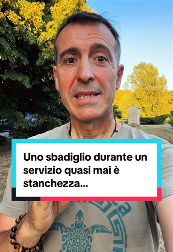 Uno sbadiglio durante un servizio quasi mai è stanchezza: è un calming signal, il modo in cui il cane ti dice che la tensione sta salendo. Io quando lo vedo mi fermo, anche se perdo lo scatto. Voi lo leggete come allarme o come abitudine innocua? . #dogsinaction #impararefotografia #fotografiadicani #dogphotography #fotografia