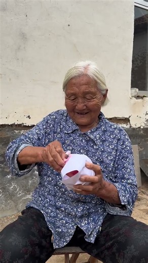 Grandma will turn a pomegranate for you—let’s see how big it is! #Grandma #RuralLife