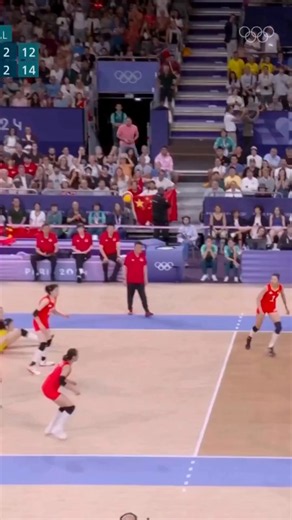 Y lo hizo en el matchpoint 🤯🏐 Era el punto decisivo entre China y Türkiye, cuando de repente 𝗘𝗹𝗶𝗳 𝗦̧𝗮𝗵𝗶𝗻 sorprendió a todos. 🔥😲👏 #JuegosOlímpicos