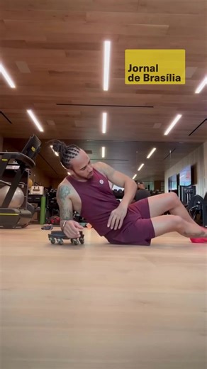 ✨🏎️ Preparação de campeão! Dirigir um carro de Fórmula 1 exige um condicionamento físico de elite, e nesta terça-feira (21/4), Lewis Hamilton abriu as portas de sua rotina para mostrar como se mantém no topo. O piloto compartilhou detalhes do treinamento rigoroso que realiza para suportar as altas velocidades e a pressão das pistas. ✨💪 Com o auxílio de faixas elásticas e aparelhos de ginástica, Hamilton focou o treino nos músculos superiores, essenciais para o controle preciso do carro. “Sempr